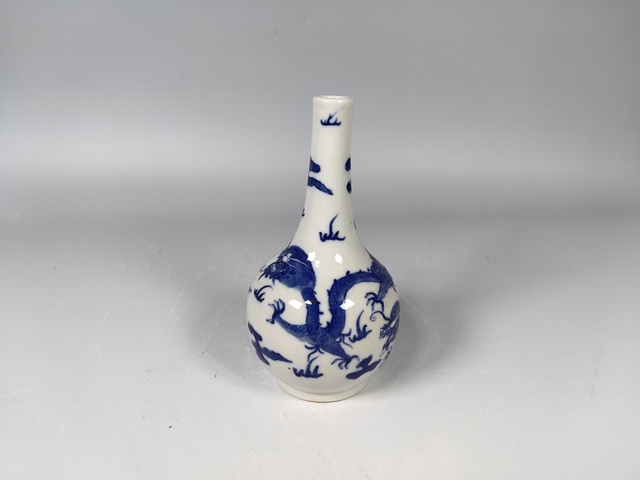 古玩陶瓷晚清雙龍戲珠青花撣瓶真品鑒賞圖