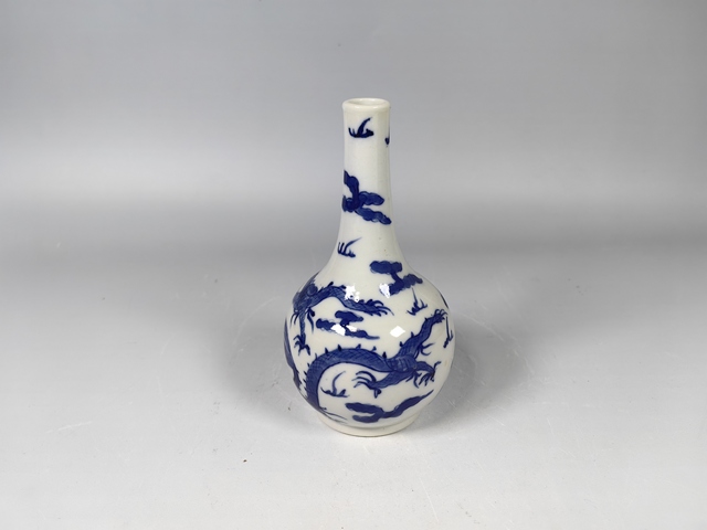 古玩陶瓷晚清雙龍戲珠青花撣瓶真品鑒賞圖