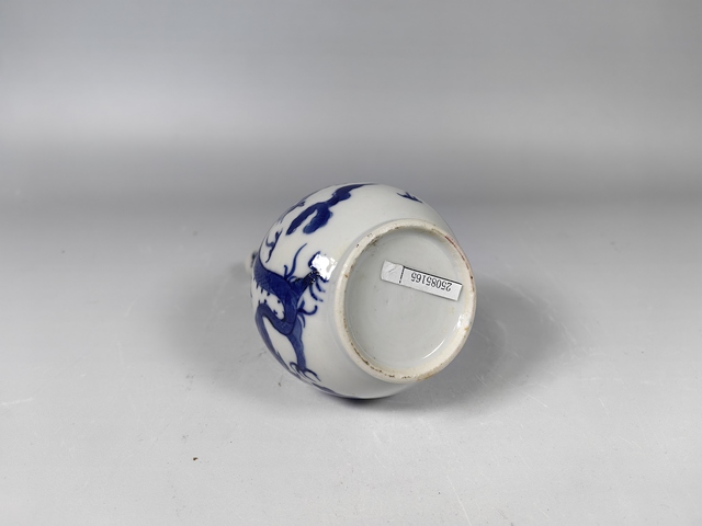 古玩陶瓷晚清雙龍戲珠青花撣瓶真品鑒賞圖