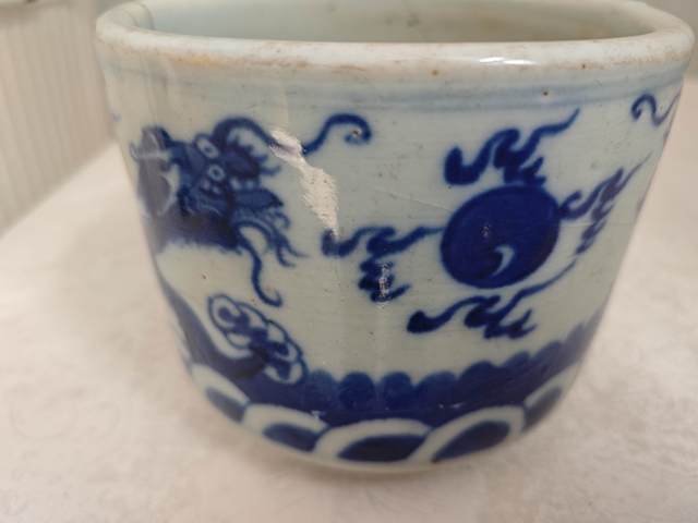 古玩陶瓷二龍戲珠青花三足筒式香爐真品鑒賞圖