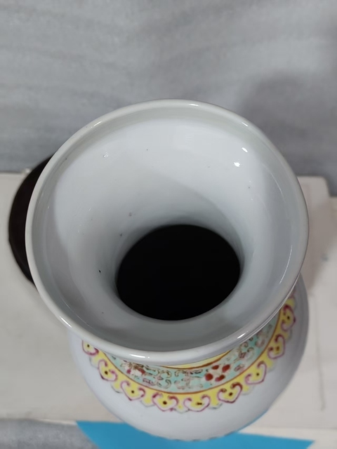 古玩陶瓷粉彩人物觀音瓶真品鑒賞圖