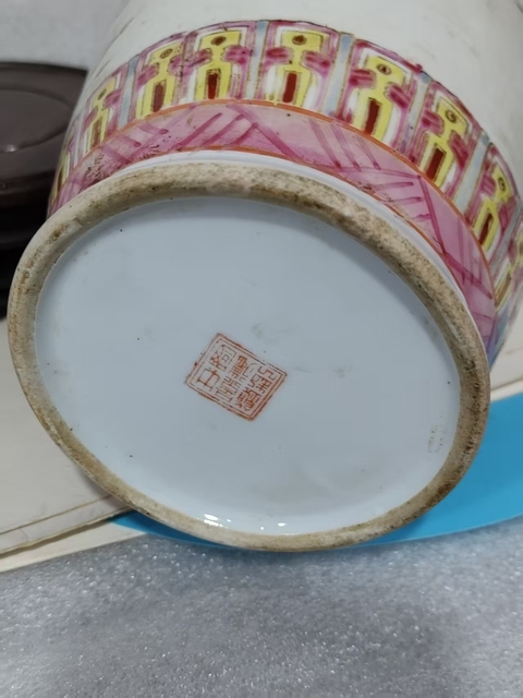 古玩陶瓷粉彩人物觀音瓶真品鑒賞圖