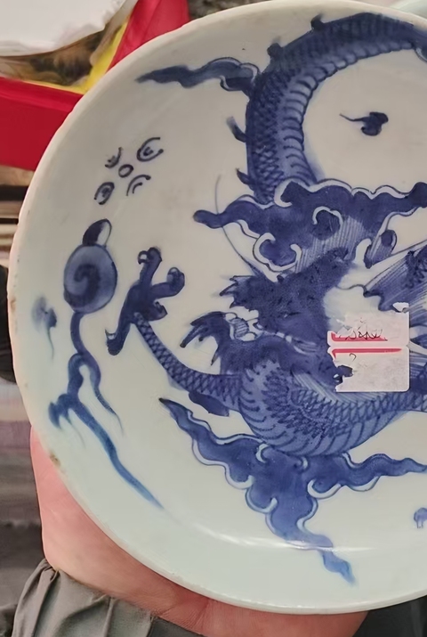 古玩陶瓷過墻龍紋青花盤真品鑒賞圖