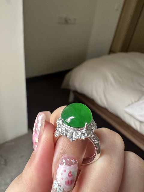 古玩玉器天然翡翠鑲嵌戒指真品鑒賞圖