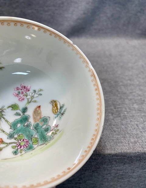 古玩陶瓷清乾隆·（細路）外米黃釉內粉彩“安居樂業圖”洞石花鳥紋杯拍賣，當前價格688元