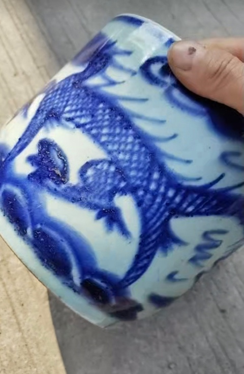 古玩陶瓷龍紋青花圈足筒式香爐真品鑒賞圖