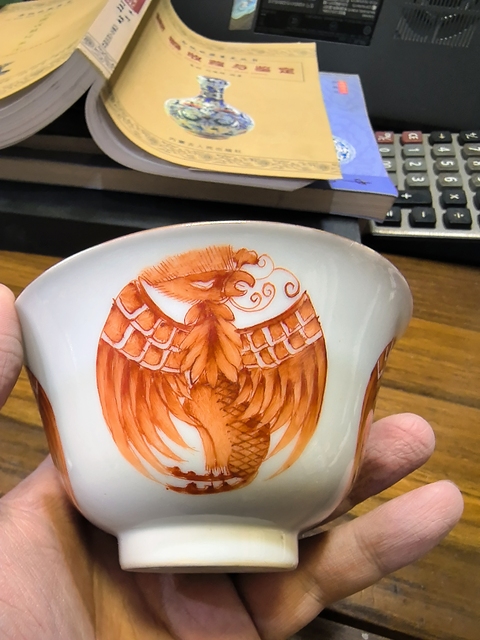 古玩陶瓷團鳳紋礬紅蓋杯真品鑒賞圖