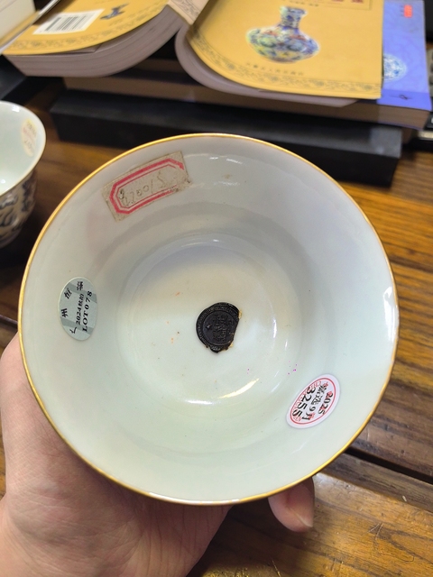 古玩陶瓷團鳳紋礬紅蓋杯真品鑒賞圖