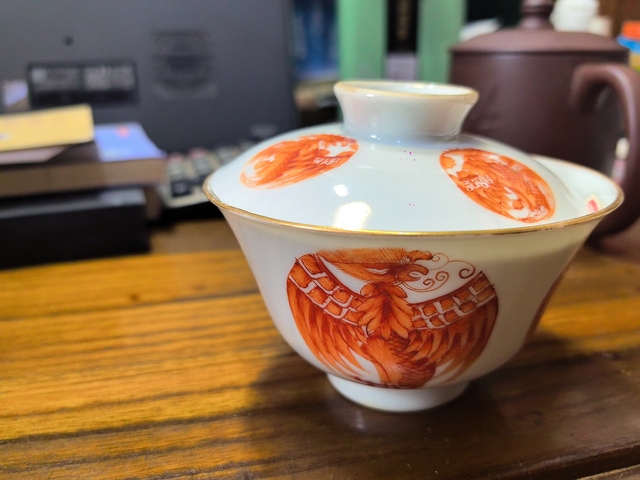 古玩陶瓷團鳳紋礬紅蓋杯真品鑒賞圖