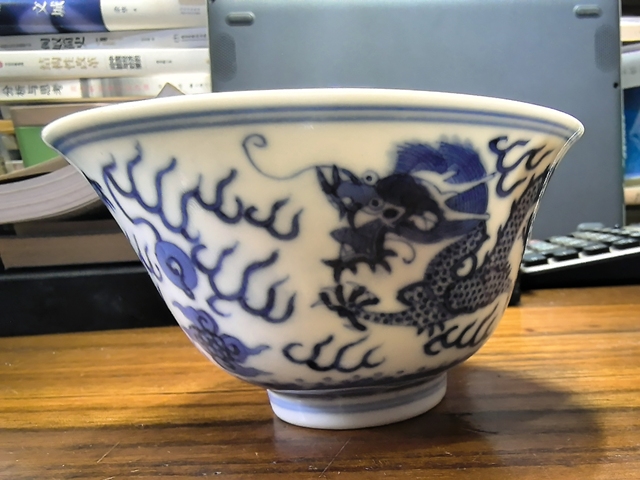 古玩陶瓷龍紋青花杯真品鑒賞圖