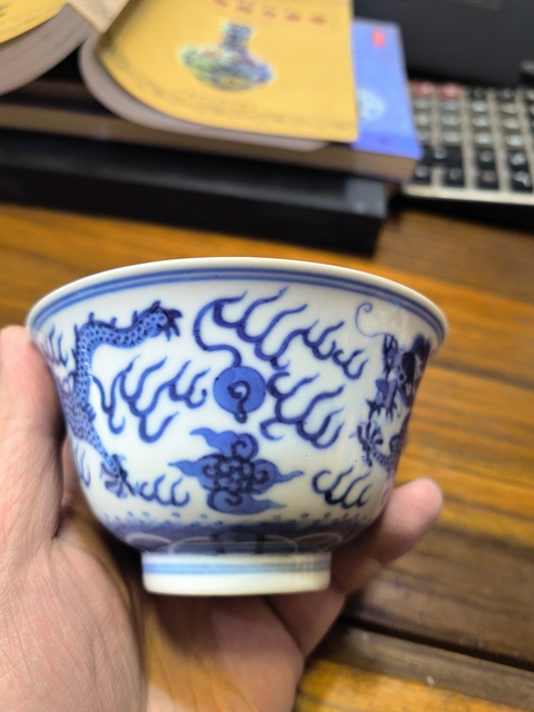 古玩陶瓷龍紋青花杯真品鑒賞圖