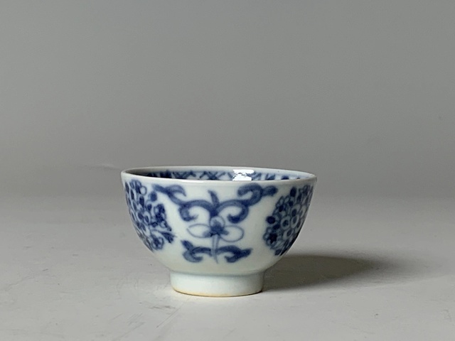 古玩陶瓷清早期·青花團花紋杯真品鑒賞圖