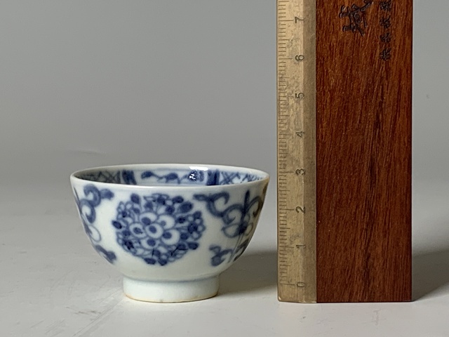 古玩陶瓷清早期·青花團花紋杯真品鑒賞圖