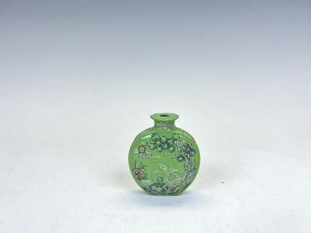 古玩陶瓷清晚期·松石綠釉故事鼻煙壺拍賣，當前價格0元