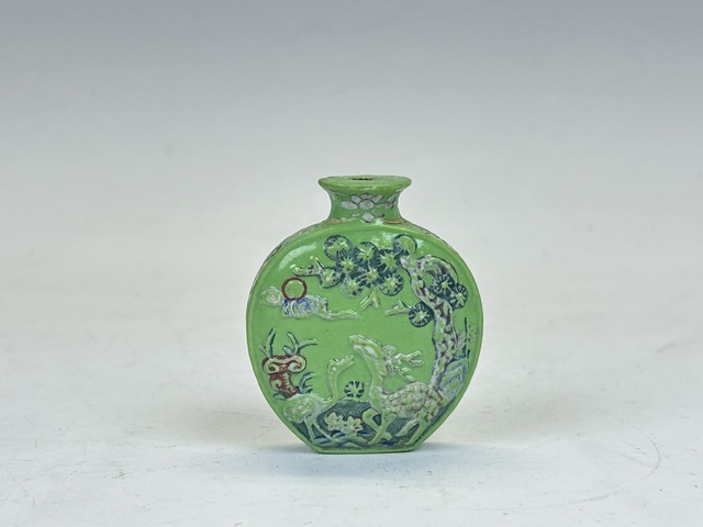 古玩陶瓷清晚期·松石綠釉故事鼻煙壺拍賣，當前價格0元