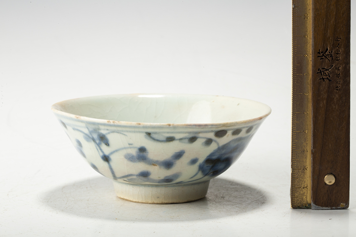 古玩陶瓷清·青花纏枝花卉紋碗拍賣，當(dāng)前價(jià)格188元