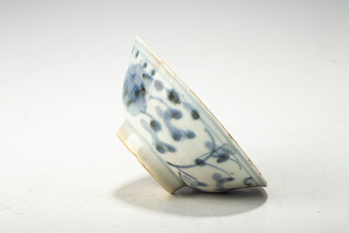 古玩陶瓷清·青花纏枝花卉紋碗拍賣，當(dāng)前價(jià)格188元