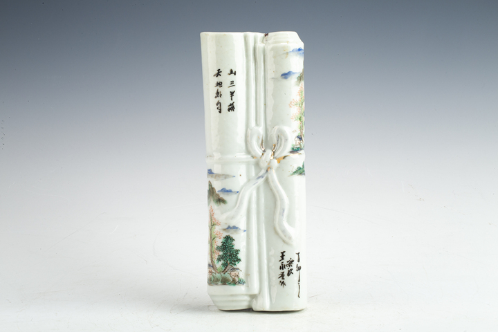 古玩陶瓷民國·淺絳彩山水紋書卷形壁瓶拍賣，當前價格564元