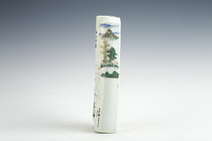 古玩陶瓷民國·淺絳彩山水紋書卷形壁瓶拍賣，當前價格564元