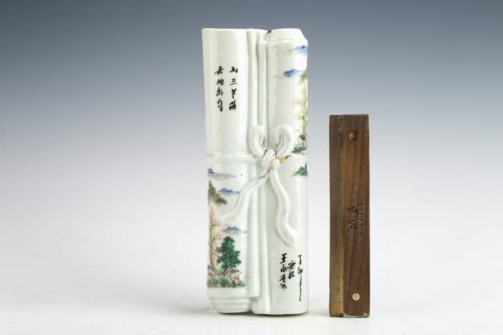 古玩陶瓷民國·淺絳彩山水紋書卷形壁瓶拍賣，當前價格564元