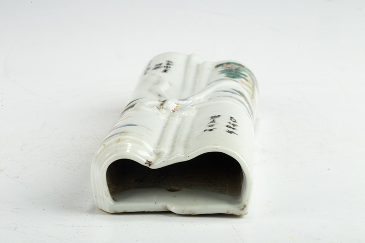 古玩陶瓷民國·淺絳彩山水紋書卷形壁瓶拍賣，當前價格564元