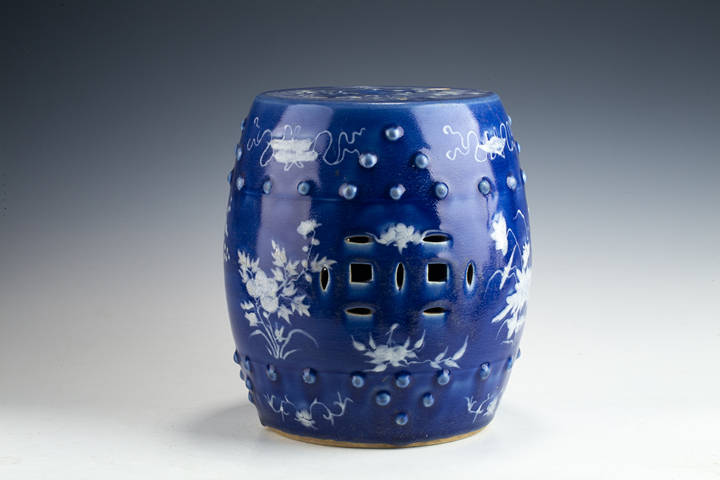 古玩陶瓷清晚·藍釉堆白梅蘭竹菊紋鼓釘繡墩拍賣，當前價格10244元