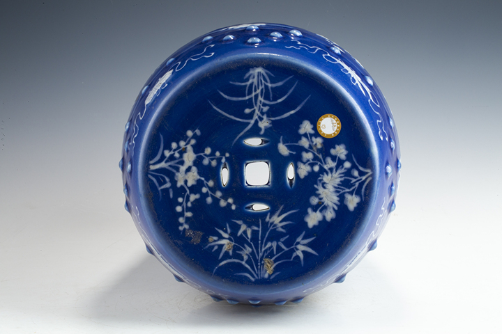 古玩陶瓷清晚·藍釉堆白梅蘭竹菊紋鼓釘繡墩拍賣，當前價格10244元