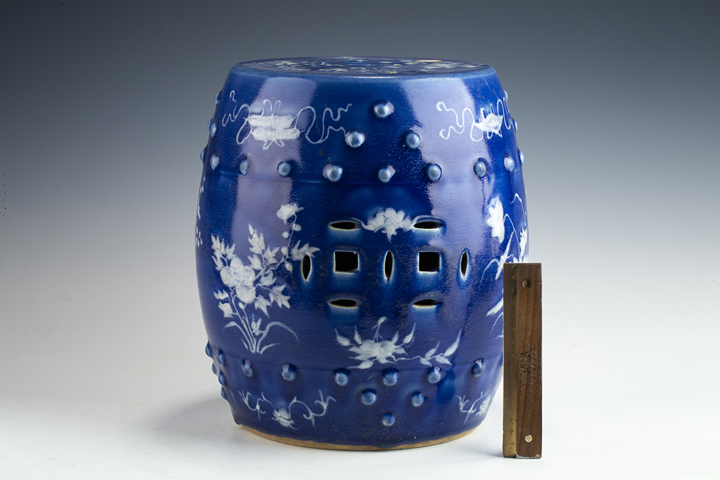 古玩陶瓷清晚·藍釉堆白梅蘭竹菊紋鼓釘繡墩拍賣，當前價格10244元