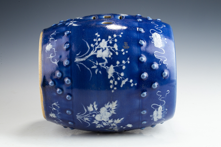 古玩陶瓷清晚·藍釉堆白梅蘭竹菊紋鼓釘繡墩拍賣，當前價格10244元