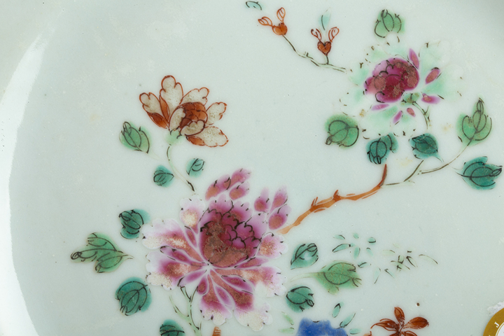 古玩陶瓷清乾隆·粉彩洞石花卉紋花口盤真品鑒賞圖