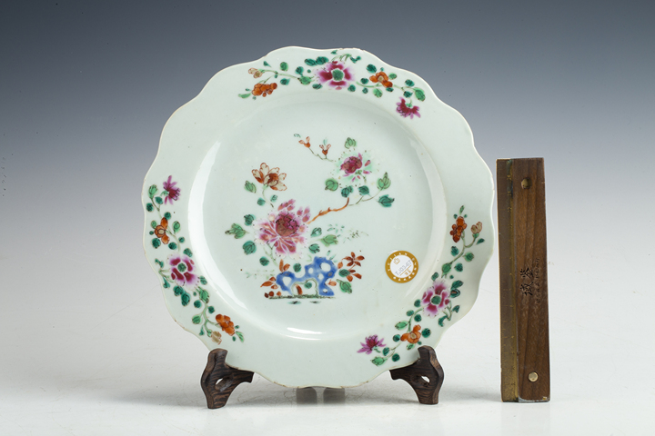 古玩陶瓷清乾隆·粉彩洞石花卉紋花口盤真品鑒賞圖