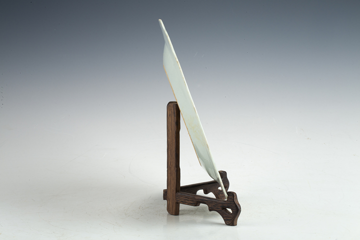 古玩陶瓷清乾隆·粉彩洞石花卉紋花口盤真品鑒賞圖