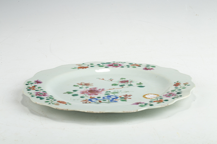 古玩陶瓷清乾隆·粉彩洞石花卉紋花口盤真品鑒賞圖