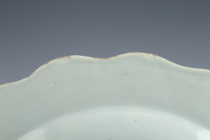 古玩陶瓷清乾隆·粉彩洞石花卉紋花口盤真品鑒賞圖