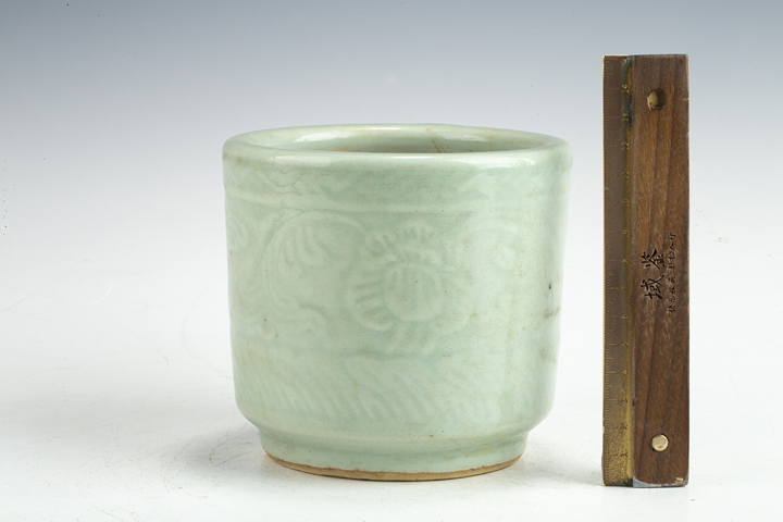 古玩陶瓷清·豆青釉暗刻牡丹紋筒式爐真品鑒賞圖