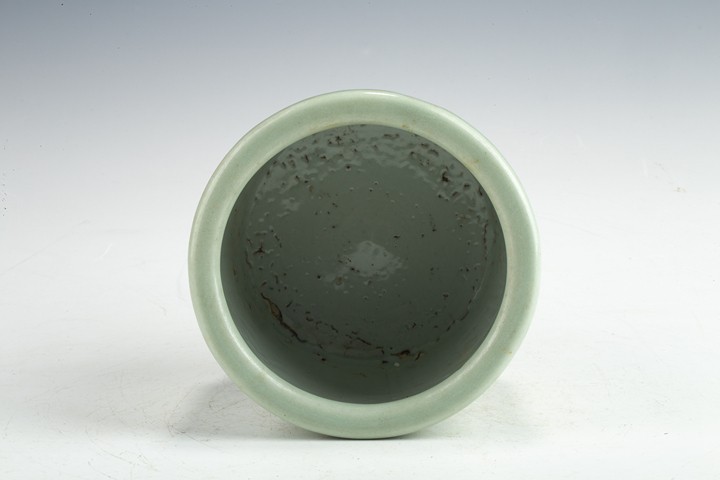 古玩陶瓷清·豆青釉暗刻牡丹紋筒式爐真品鑒賞圖