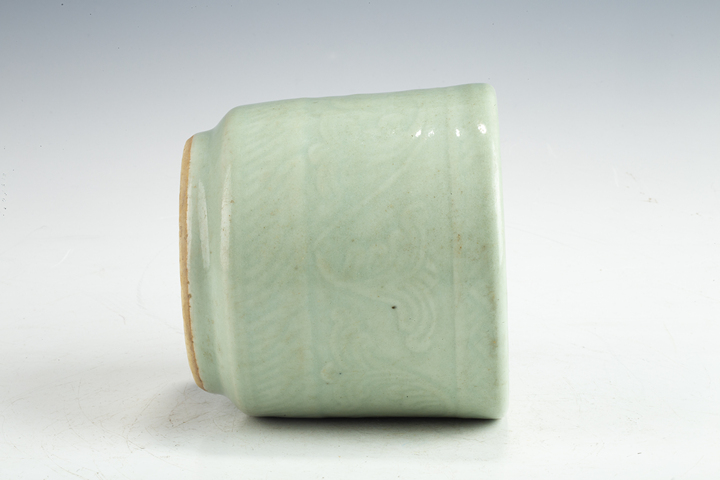 古玩陶瓷清·豆青釉暗刻牡丹紋筒式爐真品鑒賞圖