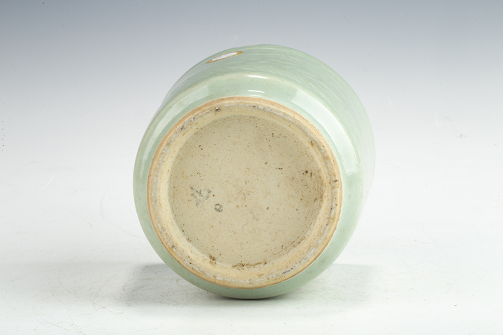 古玩陶瓷清·豆青釉暗刻牡丹紋筒式爐真品鑒賞圖