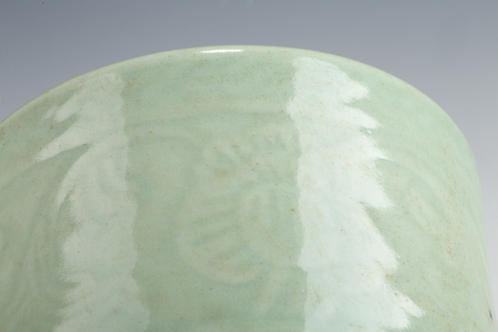 古玩陶瓷清·豆青釉暗刻牡丹紋筒式爐真品鑒賞圖