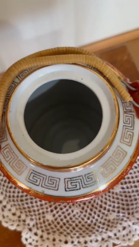 古玩陶瓷珊瑚紅描金萬壽無疆紋提梁壺真品鑒賞圖