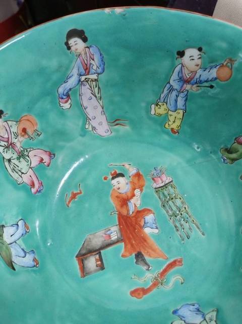 古玩陶瓷民國(guó) 松石綠地粉彩人物紋碗真品鑒賞圖