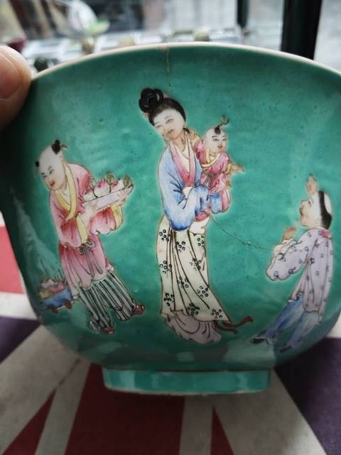 古玩陶瓷民國(guó) 松石綠地粉彩人物紋碗真品鑒賞圖