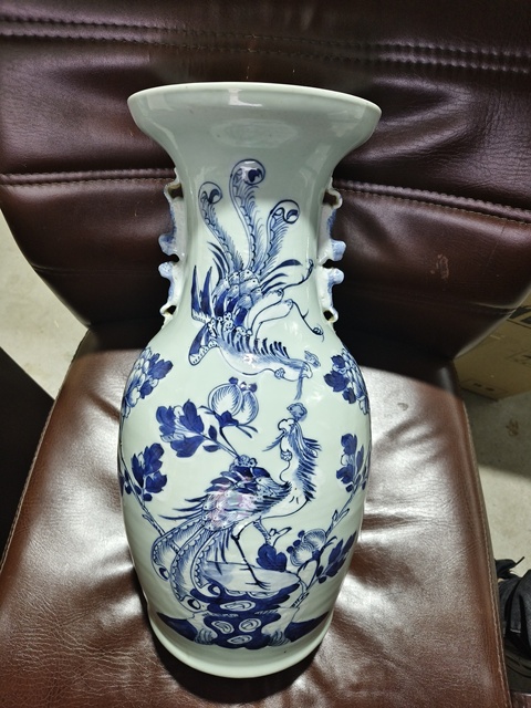 古玩陶瓷豆青青花瓶真品鑒賞圖