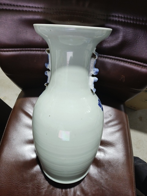 古玩陶瓷豆青青花瓶真品鑒賞圖