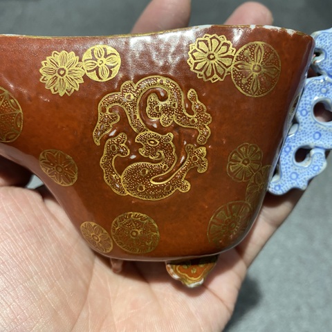 古玩陶瓷內綠松石釉外珊瑚紅釉描金杯真品鑒賞圖