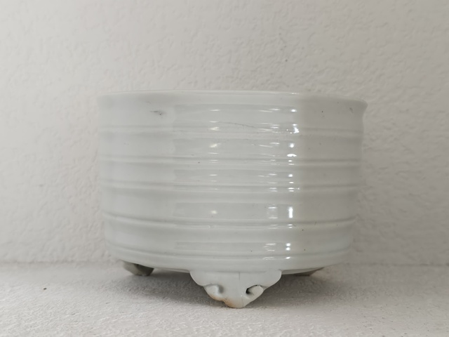 古玩陶瓷白釉三足香爐真品鑒賞圖