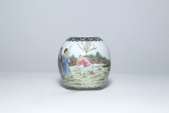 古玩陶瓷民國·琺瑯彩侍女嬰戲詩文水盂拍賣，當前價格23888元