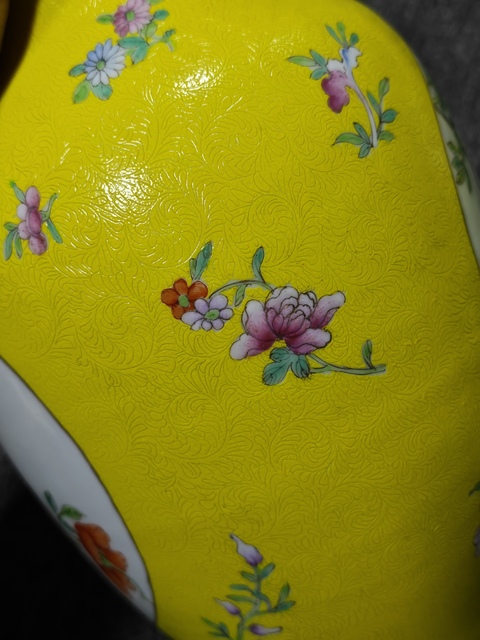 古玩陶瓷黃地軋道開窗花卉觀音瓶真品鑒賞圖