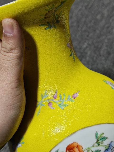 古玩陶瓷黃地軋道開窗花卉觀音瓶真品鑒賞圖