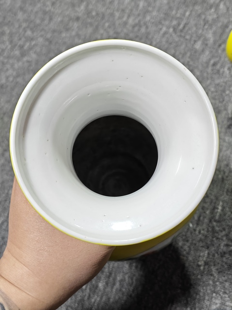 古玩陶瓷黃地軋道開窗花卉觀音瓶真品鑒賞圖